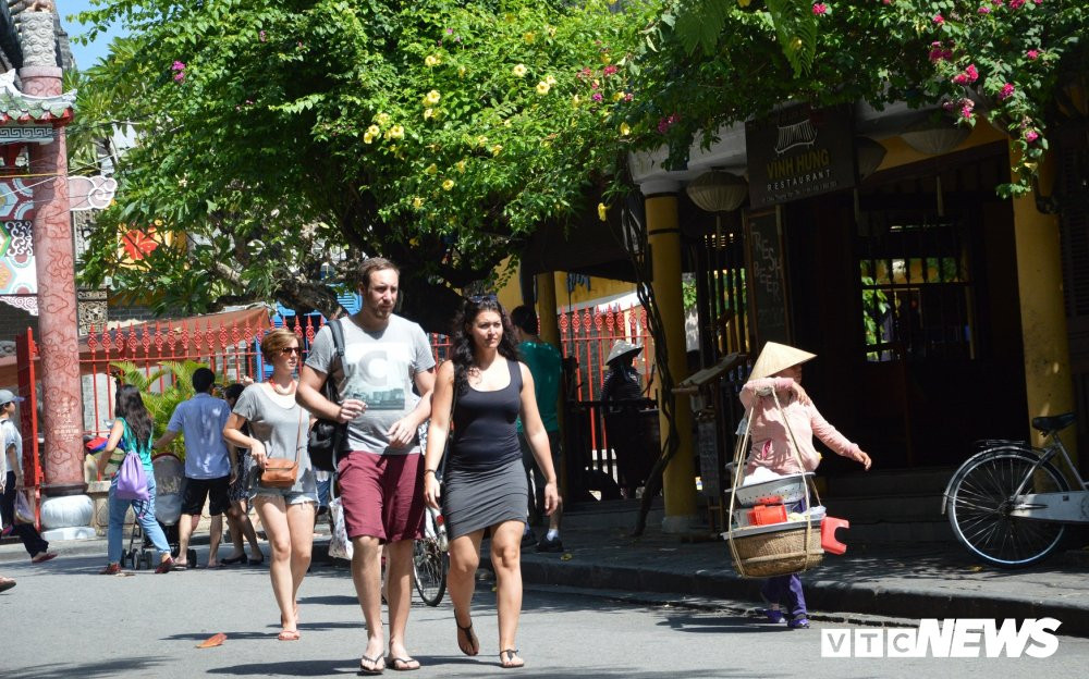 anh-du-khach-1408150