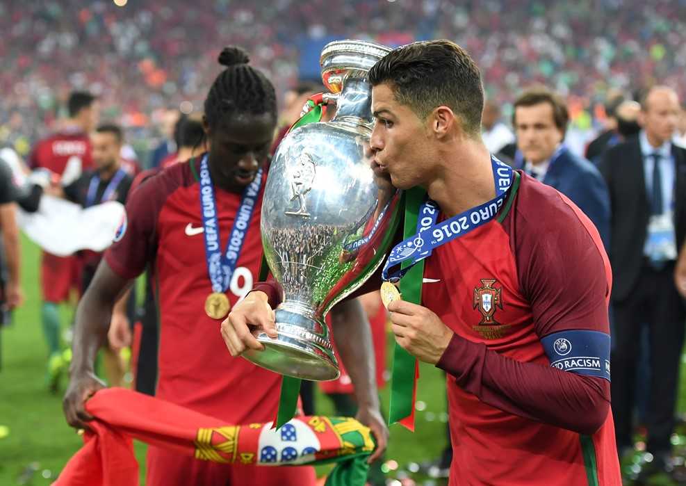 Cristiano Ronaldo nâng cao cúp vô địch Euro 2016