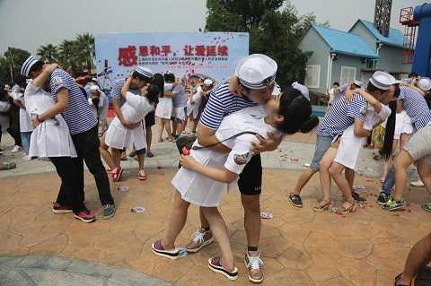 70 cặp đôi nam nữ Trung Quốc tái hiện 'Nụ hôn lịch sử'