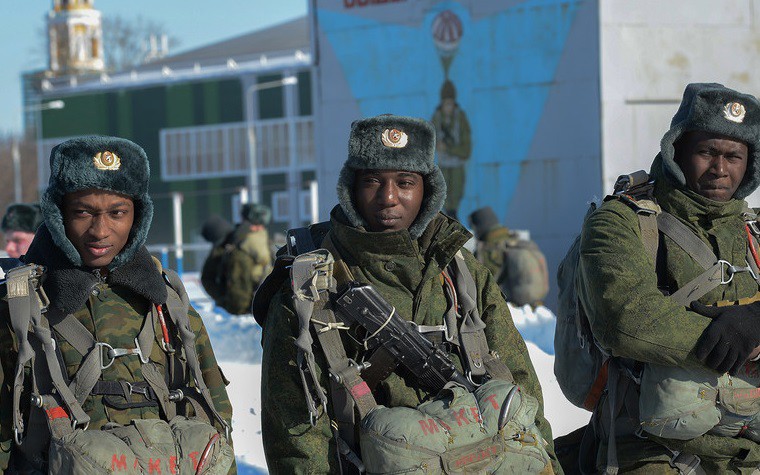 linh_da_mau_trong_quan_doi_nga_mzah