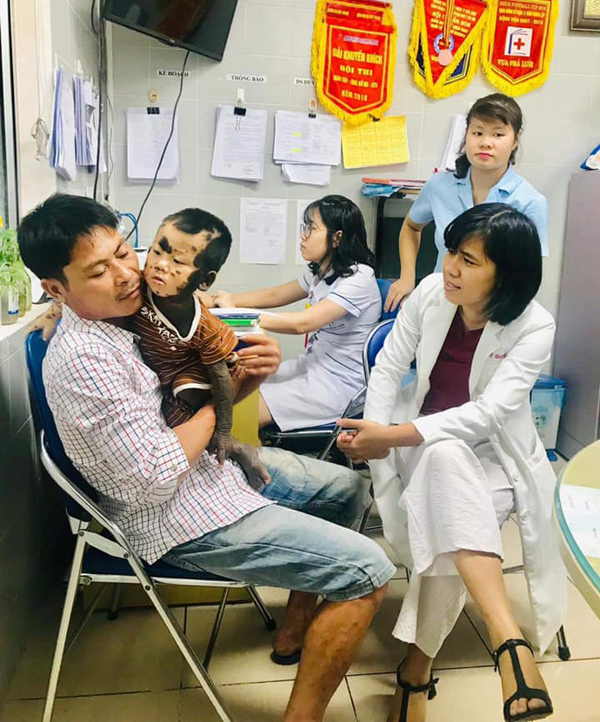 Cuốn sổ ‘tạ ơn đời’ đặc biệt của ông bố địu con đi khám bệnh sau khi vợ qua đời