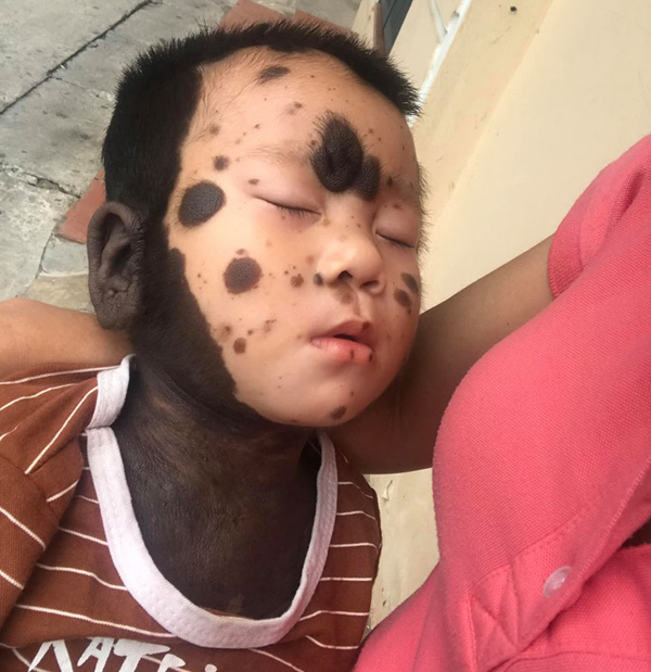 Cuốn sổ ‘tạ ơn đời’ đặc biệt của ông bố địu con đi khám bệnh sau khi vợ qua đời