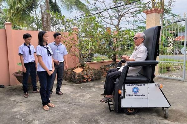 Học sinh chế tạo xe lăn cho người già, khuyết tật đoạt giải đặc biệt