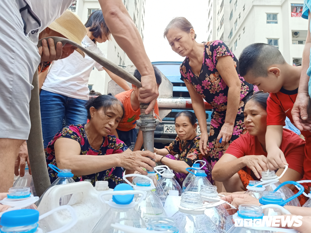 nguoi-dan-linh-dam-lay-nuoc-sach-mien-phi (10) 6