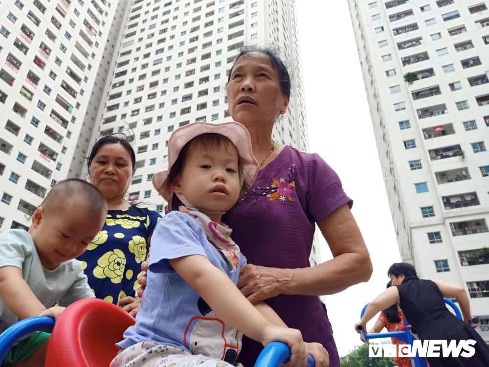 nguoi-dan-linh-dam-lay-nuoc-sach-mien-phi (12) 10