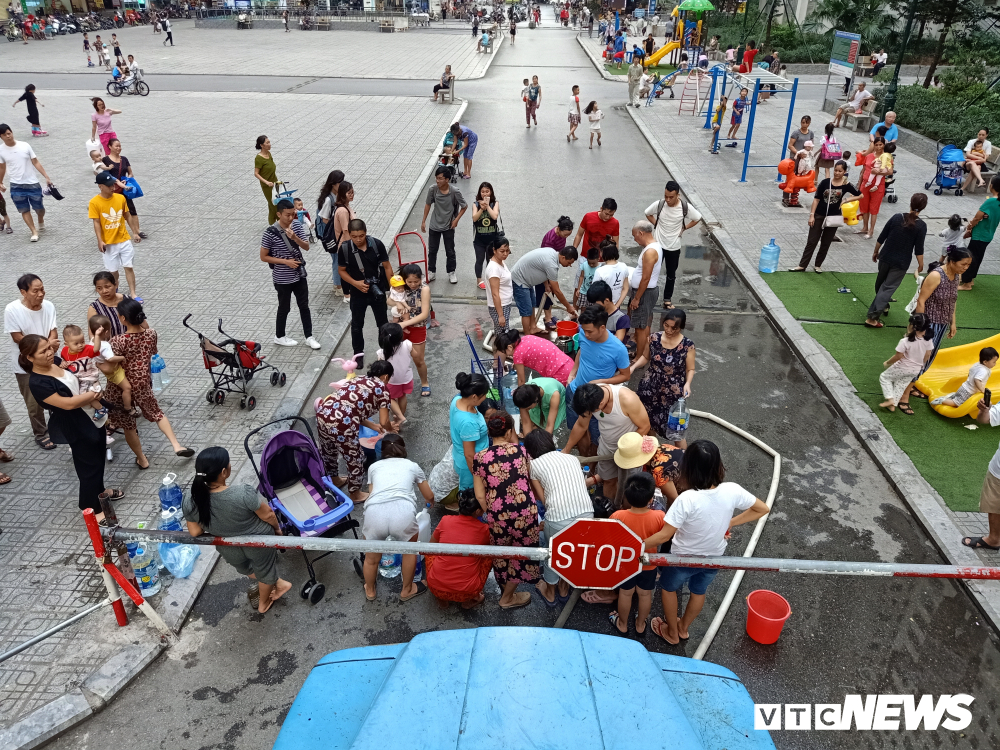 nguoi-dan-linh-dam-lay-nuoc-sach-mien-phi (9) 5