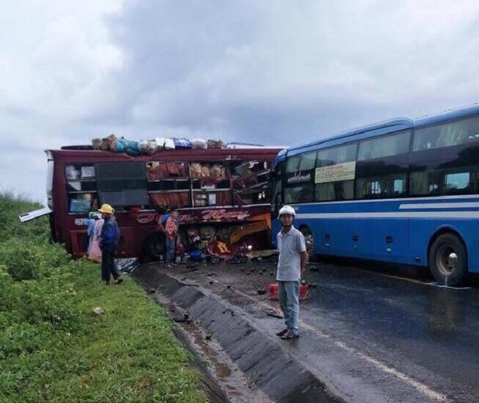 hai xe khach dam nhau