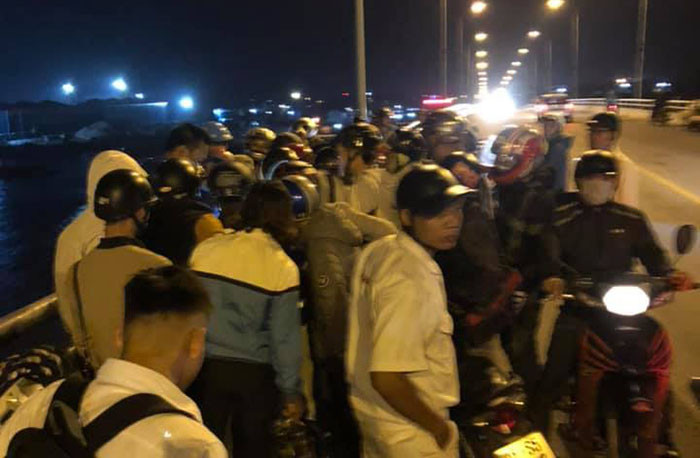 hai me con nhay cau Khue tu tu