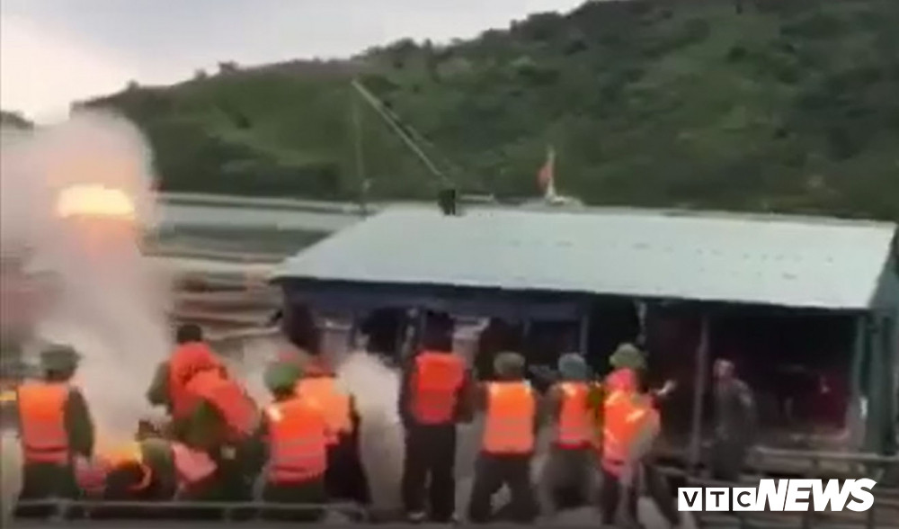 dan nem bom xang vao doan cuong che o Van Don-2