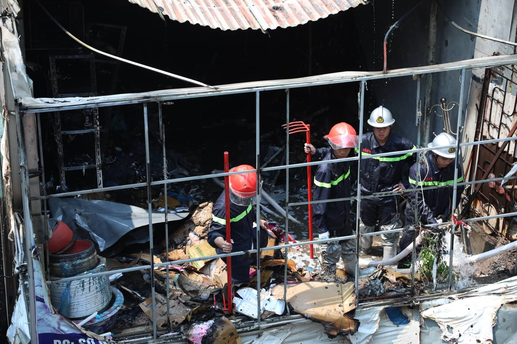 Nhà 4 tầng bán chăn ga trong ngõ Hà Nội bốc cháy ngùn ngụt