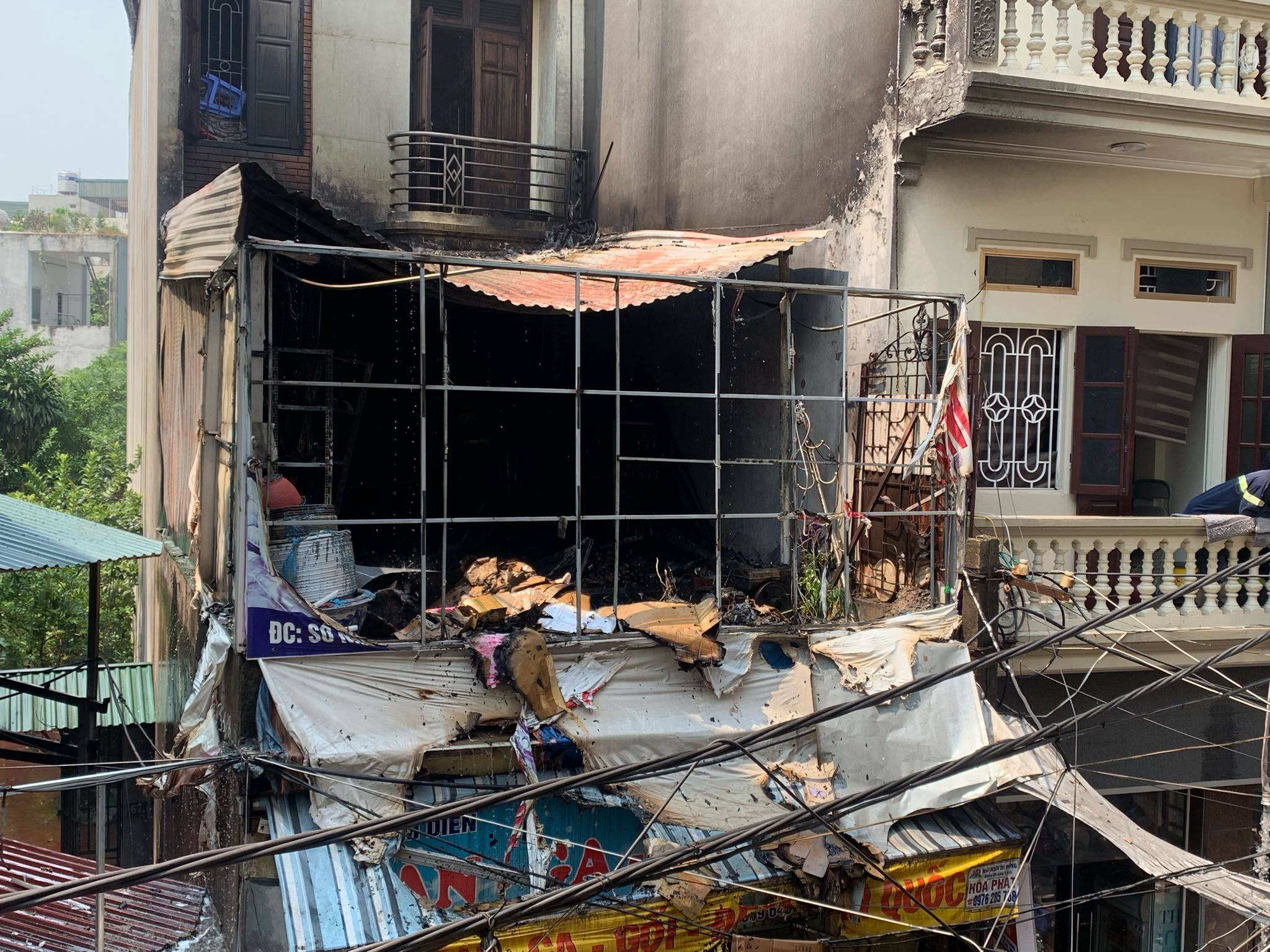 Nhà 4 tầng bán chăn ga trong ngõ Hà Nội bốc cháy ngùn ngụt