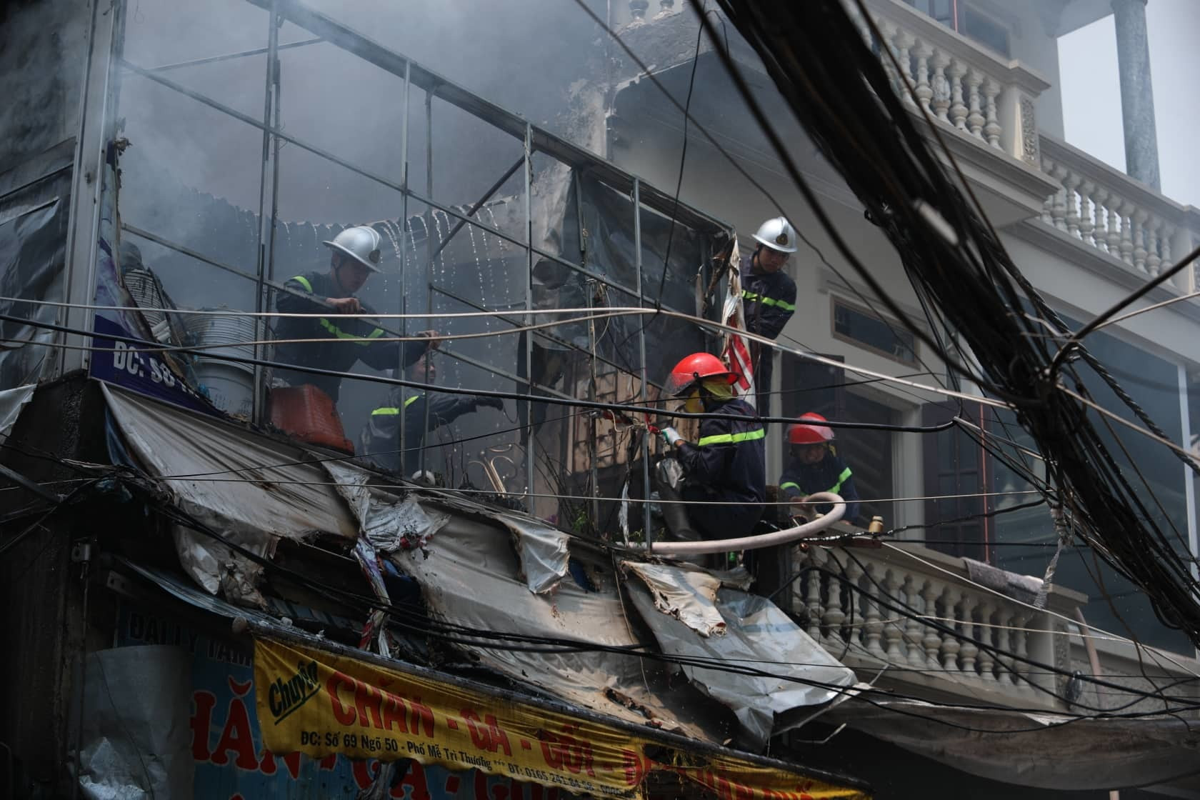 Nhà 4 tầng bán chăn ga trong ngõ Hà Nội bốc cháy ngùn ngụt