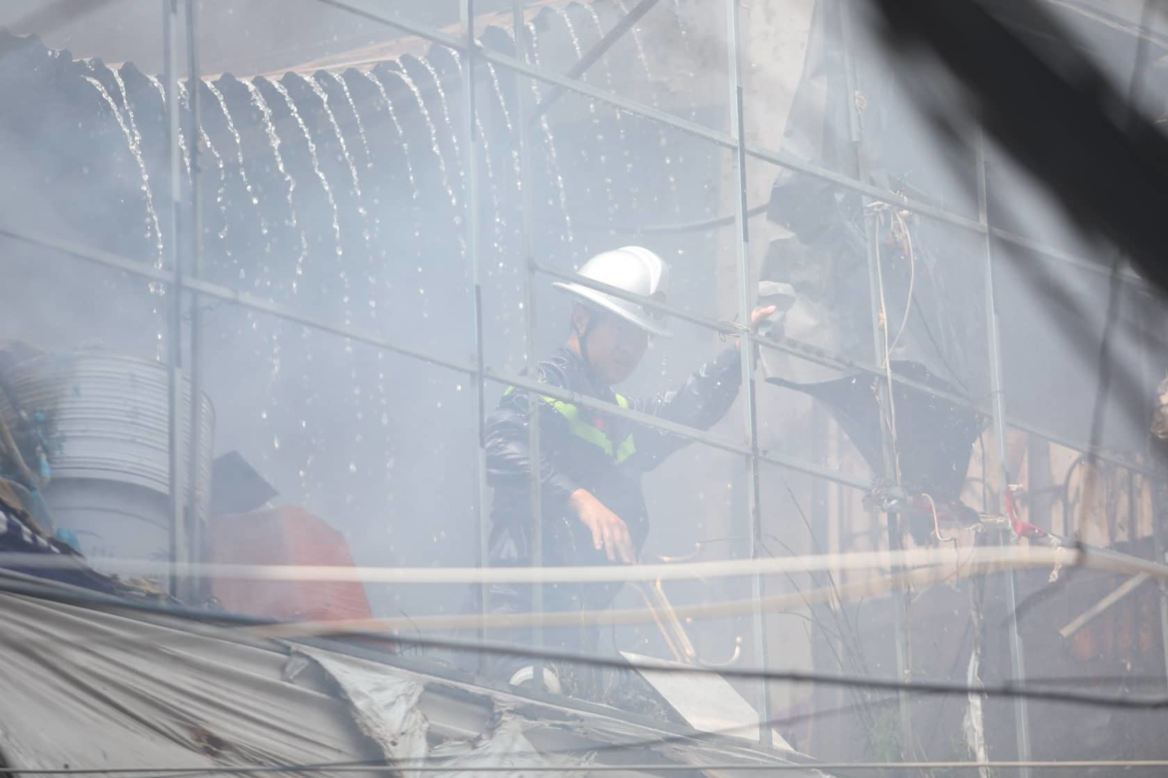 Nhà 4 tầng bán chăn ga trong ngõ Hà Nội bốc cháy ngùn ngụt