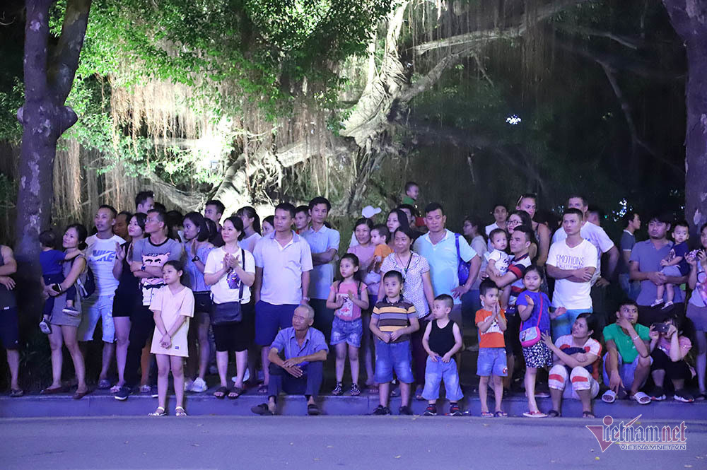 Đại tướng Tô Lâm mang dàn kèn làm rộn ràng phố đi bộ Hồ Gươm