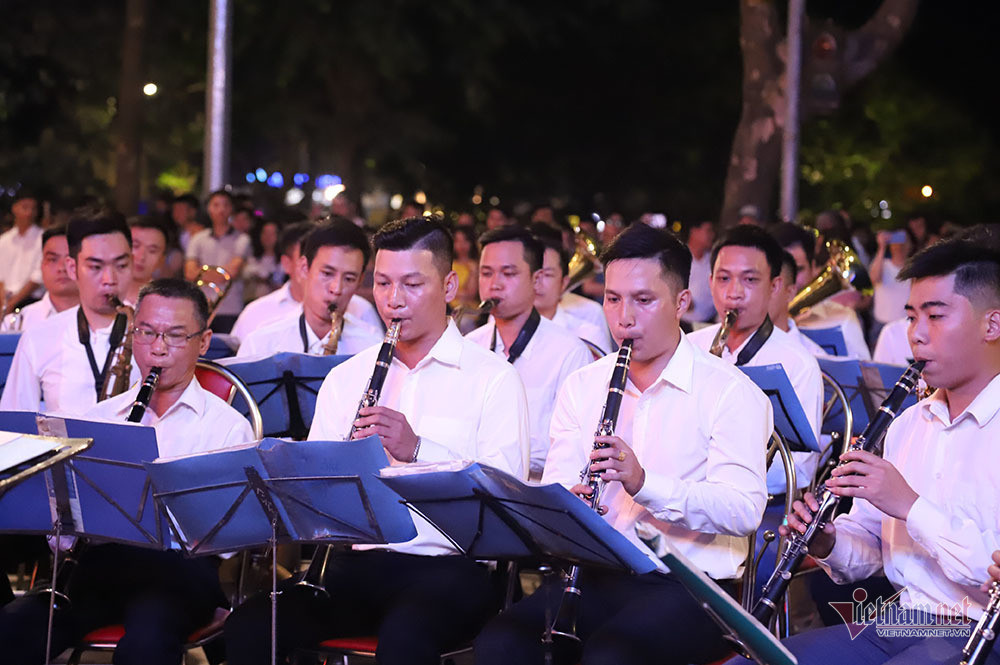 Đại tướng Tô Lâm mang dàn kèn làm rộn ràng phố đi bộ Hồ Gươm