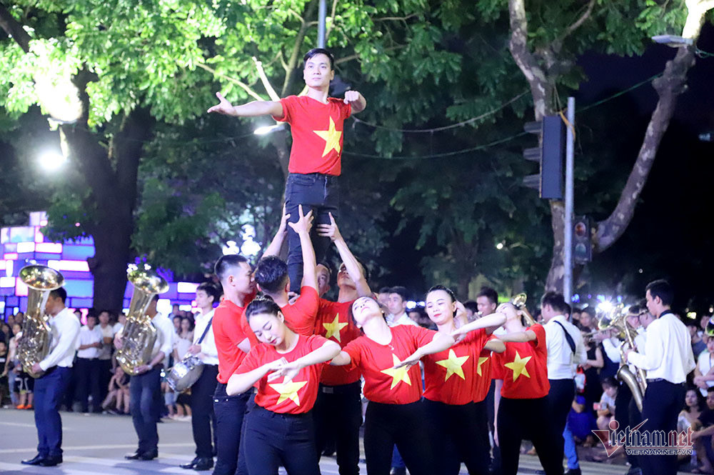 Đại tướng Tô Lâm mang dàn kèn làm rộn ràng phố đi bộ Hồ Gươm