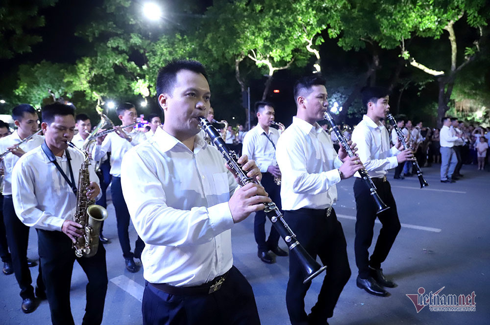 Đại tướng Tô Lâm mang dàn kèn làm rộn ràng phố đi bộ Hồ Gươm