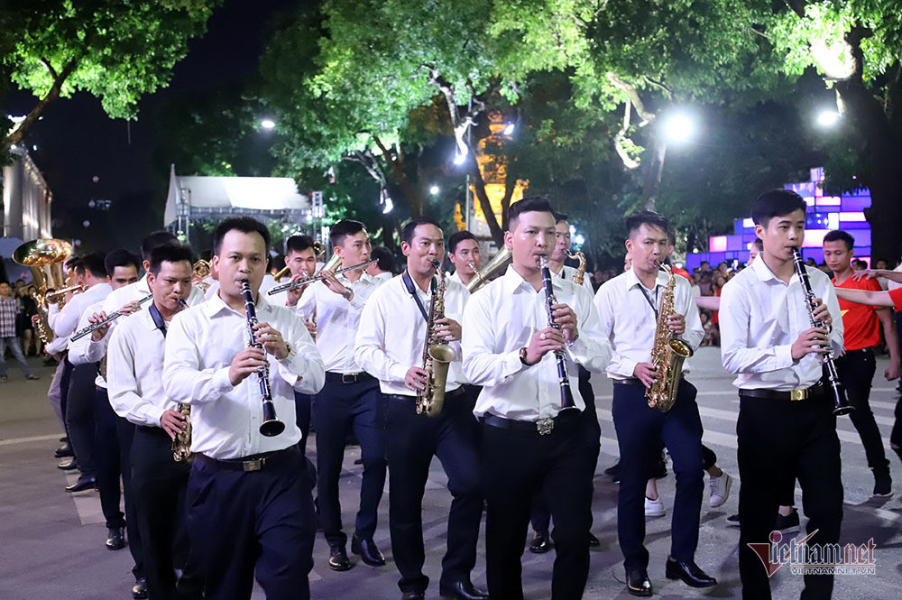 Đại tướng Tô Lâm mang dàn kèn làm rộn ràng phố đi bộ Hồ Gươm