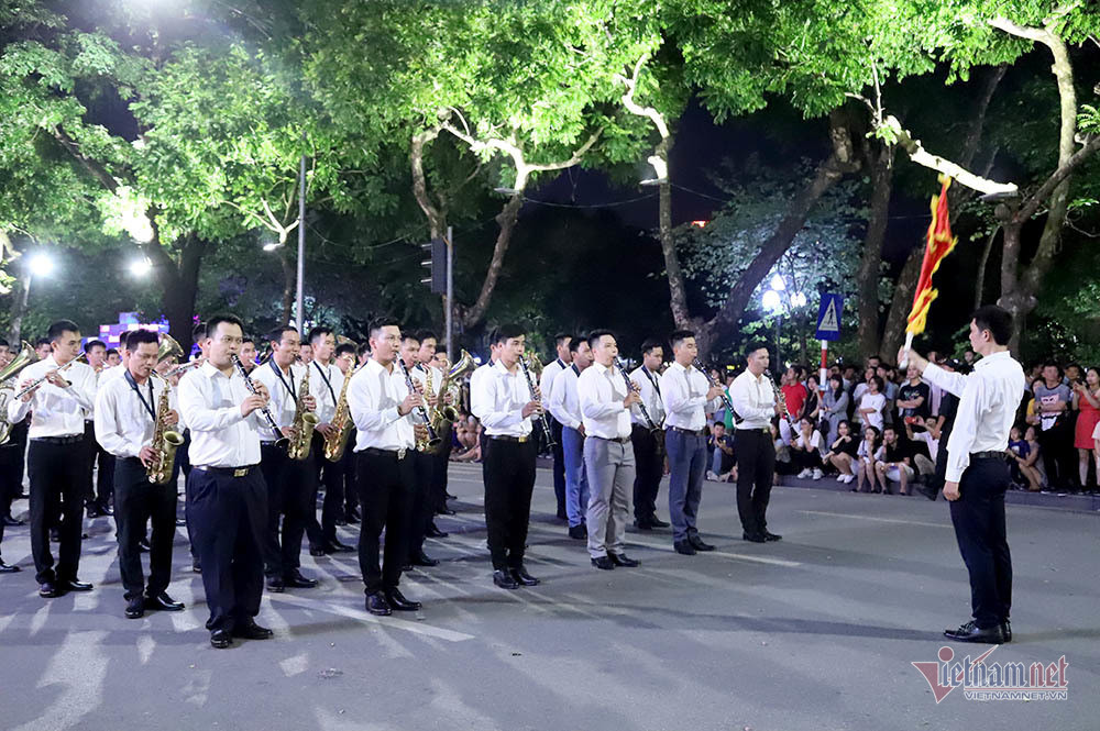 Đại tướng Tô Lâm mang dàn kèn làm rộn ràng phố đi bộ Hồ Gươm