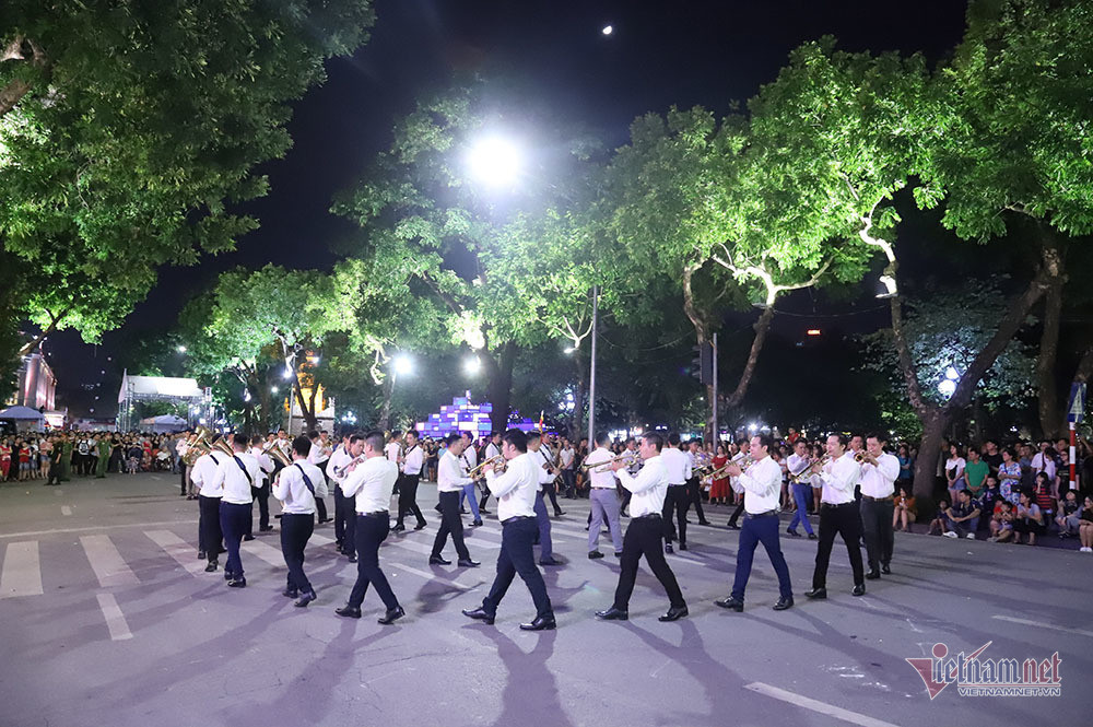 Đại tướng Tô Lâm mang dàn kèn làm rộn ràng phố đi bộ Hồ Gươm