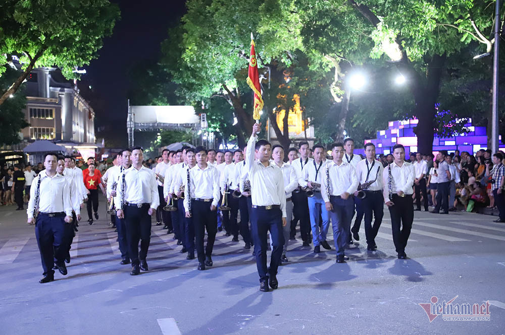 Đại tướng Tô Lâm mang dàn kèn làm rộn ràng phố đi bộ Hồ Gươm