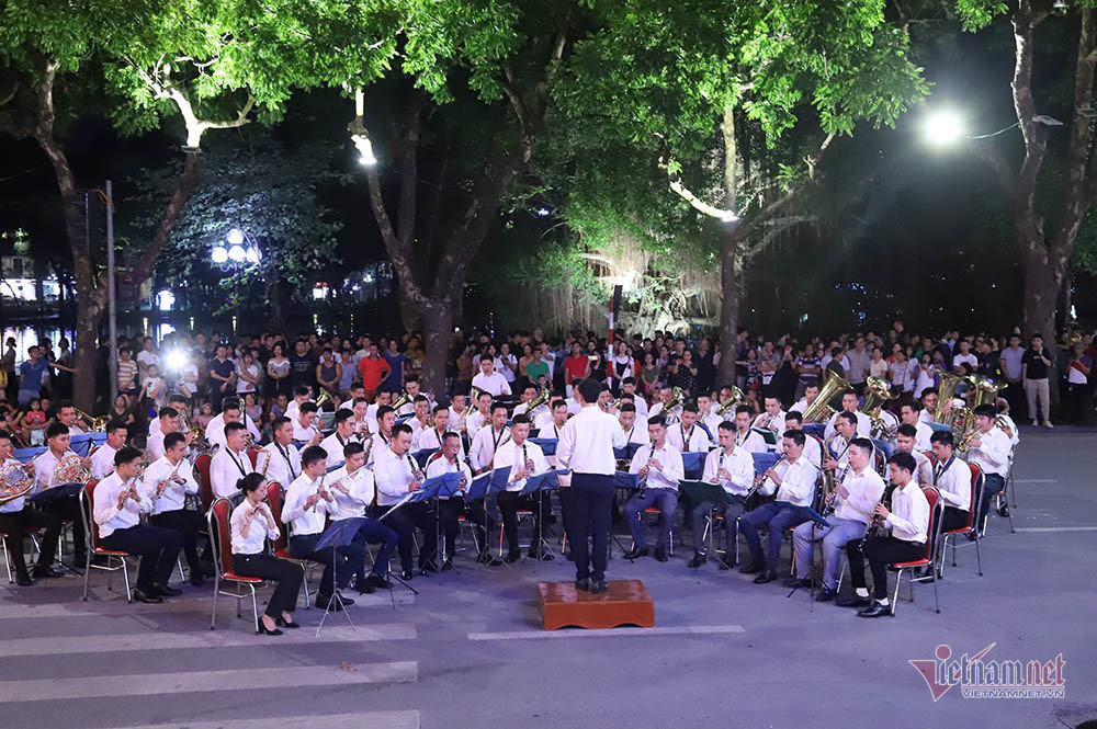 Đại tướng Tô Lâm mang dàn kèn làm rộn ràng phố đi bộ Hồ Gươm