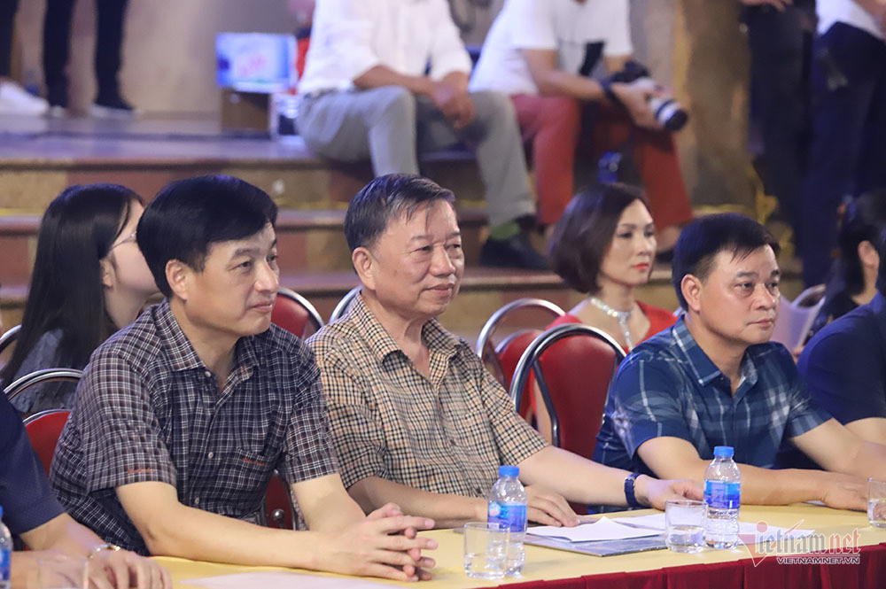 Đại tướng Tô Lâm mang dàn kèn làm rộn ràng phố đi bộ Hồ Gươm