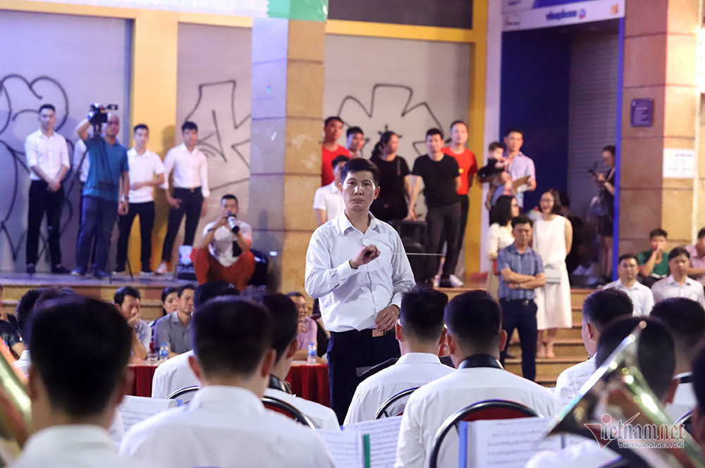 Đại tướng Tô Lâm mang dàn kèn làm rộn ràng phố đi bộ Hồ Gươm