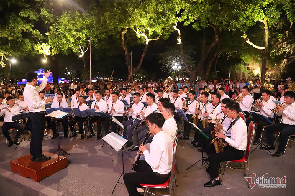 Đại tướng Tô Lâm mang dàn kèn làm rộn ràng phố đi bộ Hồ Gươm