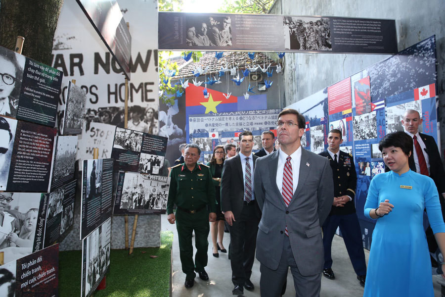 Bộ trưởng Quốc phòng Mỹ thăm di tích nhà tù Hỏa Lò