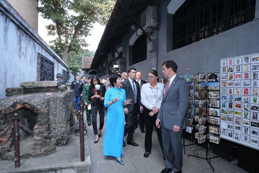 Bộ trưởng Quốc phòng Mỹ thăm di tích nhà tù Hỏa Lò