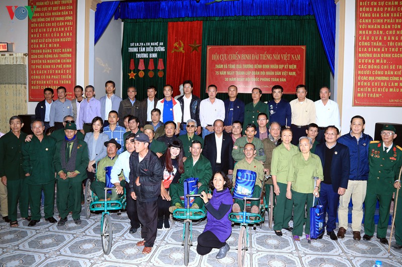 vov_chup_anh_voi_thuong_binh_hulr 12