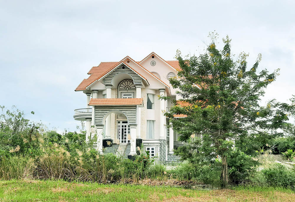 cong-an-lam-viec-voi-3-nguoi-vu-biet-thu-chuc-ti-cua-dai-gia-ca-mau-nghi-trung-dan (1)