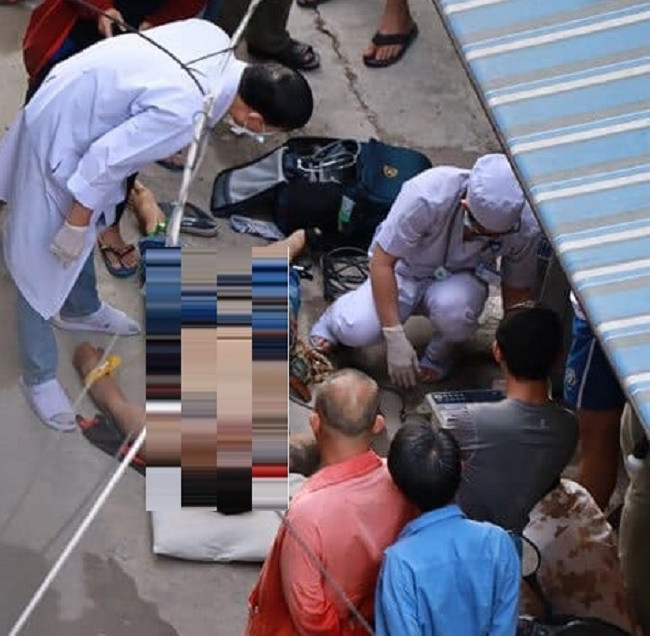 nguoi-dan-ong-mac-ao-go-viet-bi-giet