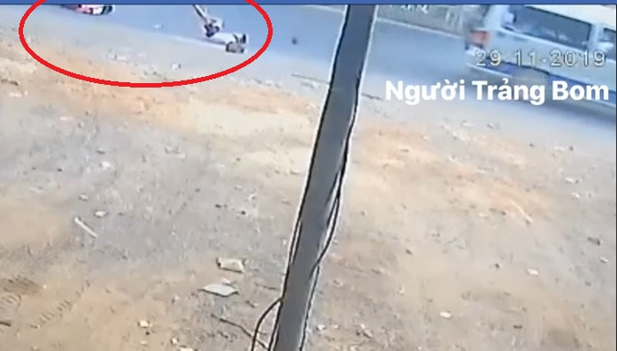 hoc-sinh-roi-khoi-xe