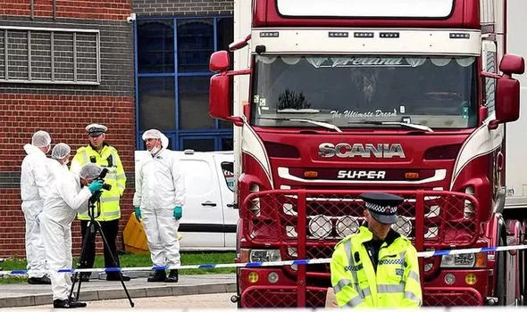 canh sat-kiem tra xe tai