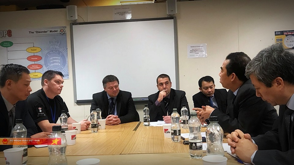 thu truong ngoai giao