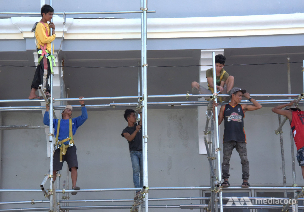 scaffolding-workers-hanging-sea-games 3
