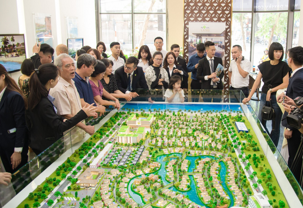 Khach tham quan sa ban du an Novaland 3