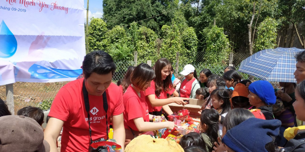 Nguoi dan Mang Yang han hoan don nguon nuoc sach ve ban lang hinh anh 4