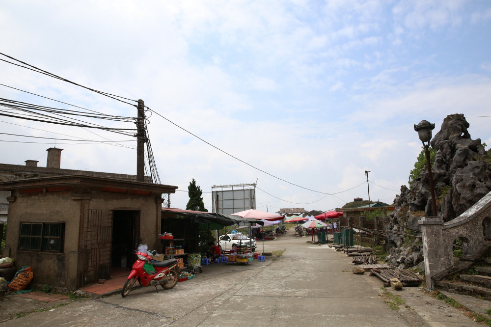 ha tan du lich mau son