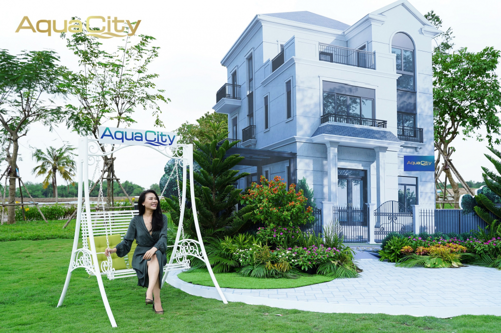 Ca si Ky Phuong Uyen thich thu chup hinh ben mo hinh can biet thu don lap The Grand Villas 4