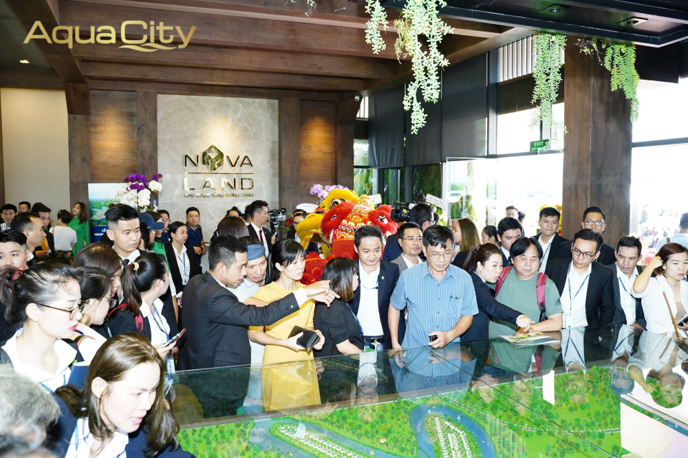 Khach tham quan sa ban du an Khu do thi sinh thai thong minh Aqua City (2) 3