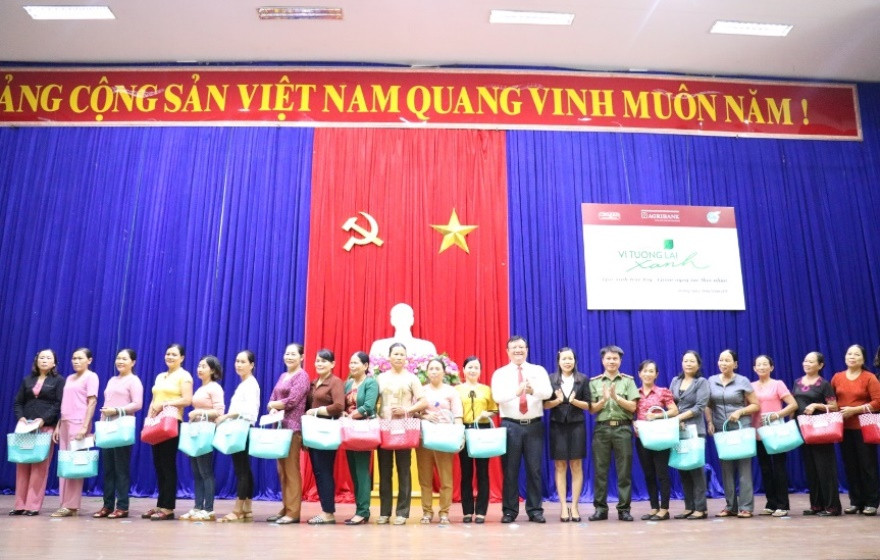 Agribank trao gio di cho