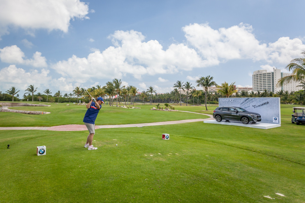 P90305608_highRes_bmw-golf-cup-interna