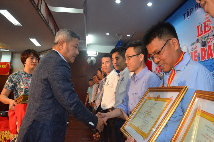 trao bang khen giai nhat 3