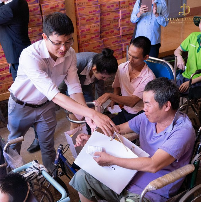 Vien tham my Diva tham hoi va tang qua cho gia dinh co hoan canh dac biet tai Dong Nai hinh anh 2