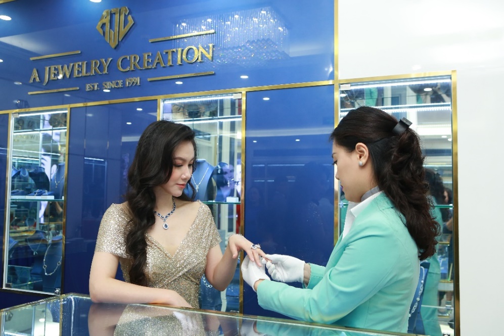 Bí quyết chọn trang sức mùa lễ hội của MC Minh Hà - 2