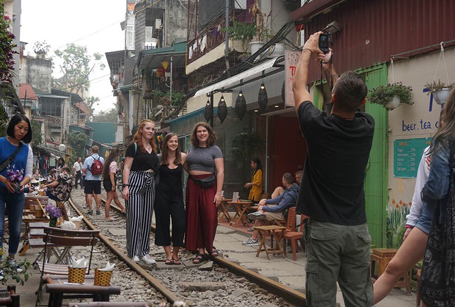 tien_phong_gion_mat_tu_than_tren_duong_ray_tau_hoa_2__xfdz_yrre (1)