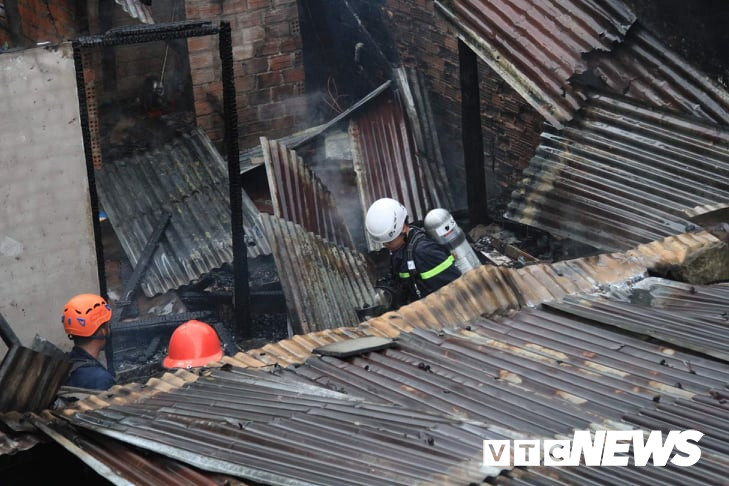 can-nha-bi-thieu-rui